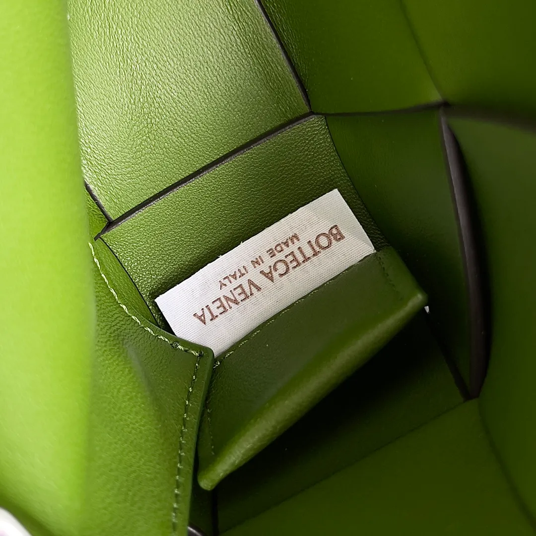 Batch 1520 BV|Qixi New Color Matching CASSETTE China Exclusive Limited Edition. Limited to 134 pieces in China. Available on the official website for 21500. Unique Chinese parrot green triangle buckle. Two-color urban leather. The lining of the bag is made of suede leather technology. It forms a style contrast with the outside and will never bump into the bag. Model: 708768; Size: 23*15*6cm
